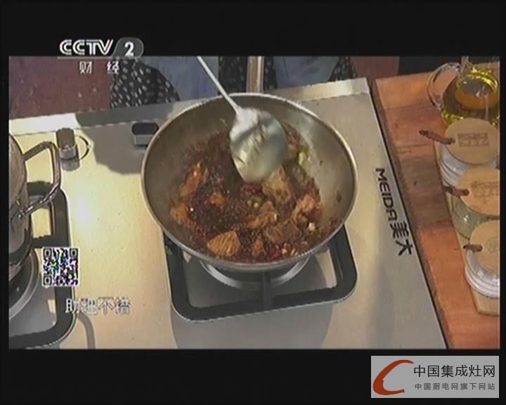 小丫陪你《回家吃飯》，美大集成灶助力健康廚房