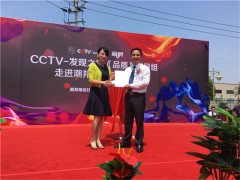 北京CCTV《品質(zhì)》欄目制片人崔隱墨（左）潮邦集成灶董事長張金祥張董（右）