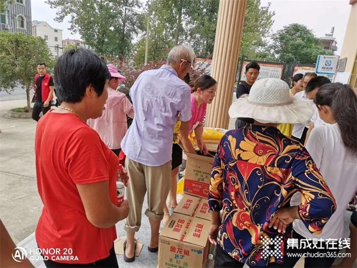 洪水無(wú)情，人間有情！潮邦集成灶鄱陽(yáng)店為油墩街受災(zāi)群眾捐贈(zèng)物資